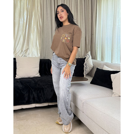 T-shirt à col rond imprimé avec broderie en poche